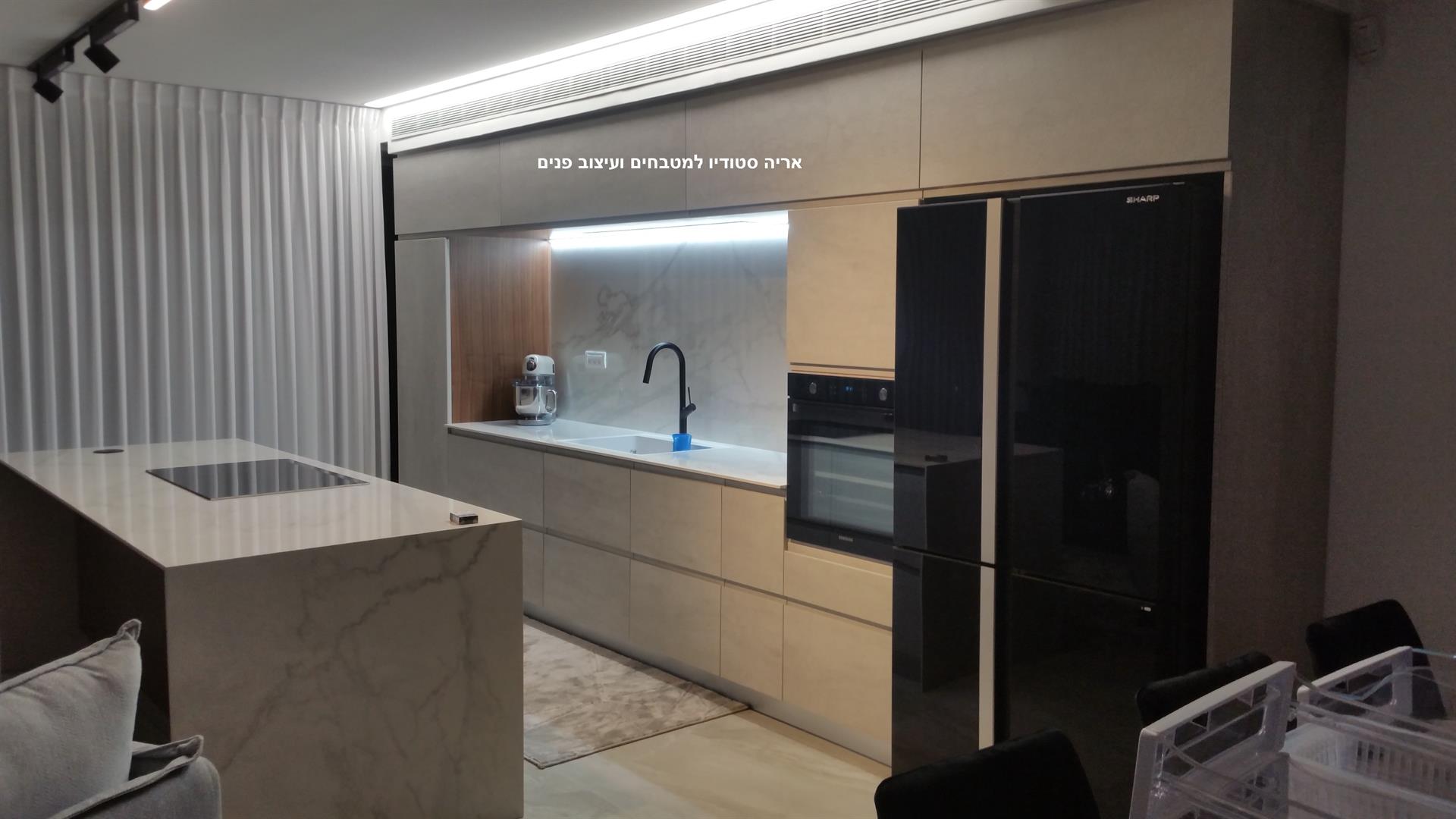 מטבח גרניט פורצלן משולב פורניר אגוז אמריקאי שטרייף